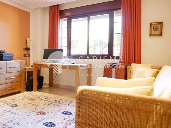 (24) Dwupoziomowy penthouse z pięknym widokiem na morze