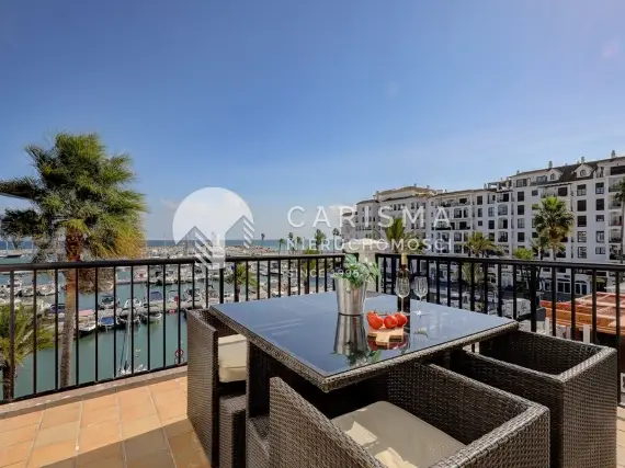 (5) Dwupoziomowy penthouse z widokiem na port jachtowy