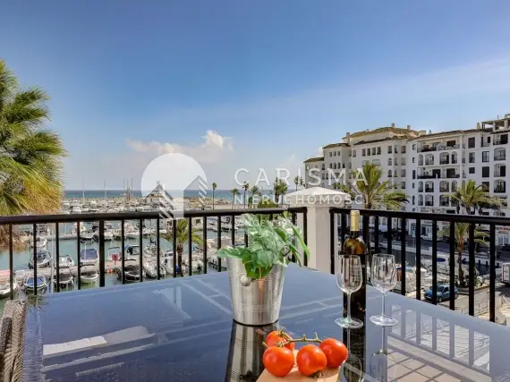 (6) Dwupoziomowy penthouse z widokiem na port jachtowy