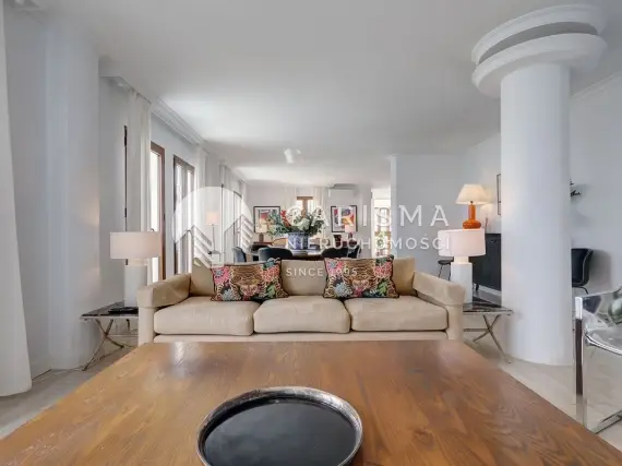 (37) Dwupoziomowy penthouse z widokiem na port jachtowy