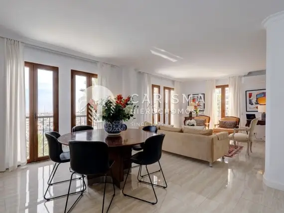 (28) Dwupoziomowy penthouse z widokiem na port jachtowy