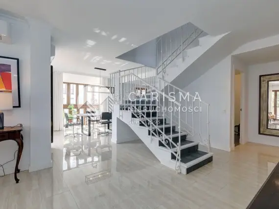 (12) Dwupoziomowy penthouse z widokiem na port jachtowy