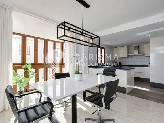 (13) Dwupoziomowy penthouse z widokiem na port jachtowy