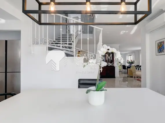 (20) Dwupoziomowy penthouse z widokiem na port jachtowy