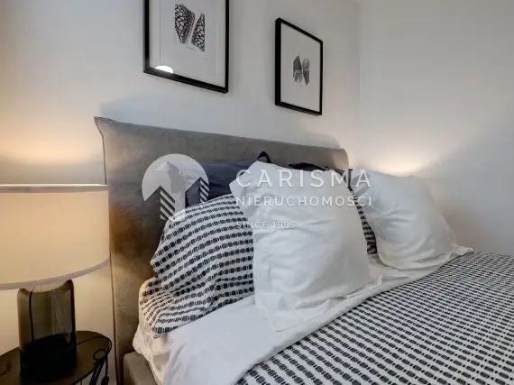 (51) Dwupoziomowy penthouse z widokiem na port jachtowy