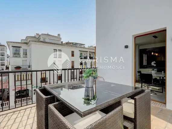 (10) Dwupoziomowy penthouse z widokiem na port jachtowy