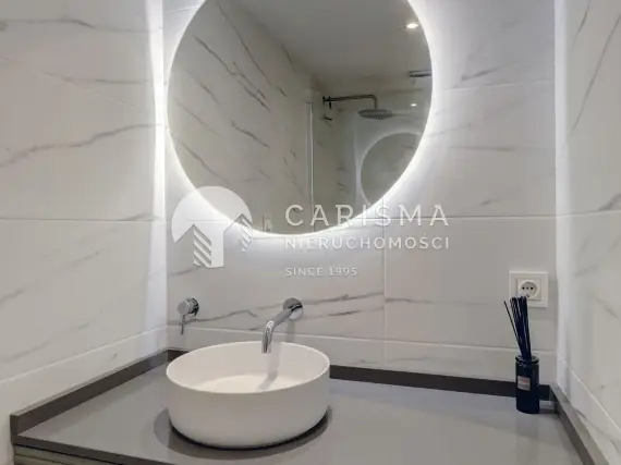 (59) Dwupoziomowy penthouse z widokiem na port jachtowy