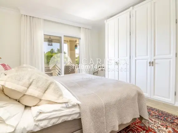 (16) Apartament w kompleksie położonym pomiędzy dwoma polami golfowymi