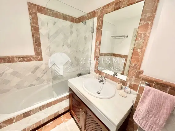 (18) Apartament w uroczo położonym luksusowym kompleksie