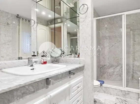 (14) Apartament w ekskluzywnej dzielnicy blisko portu i plaży