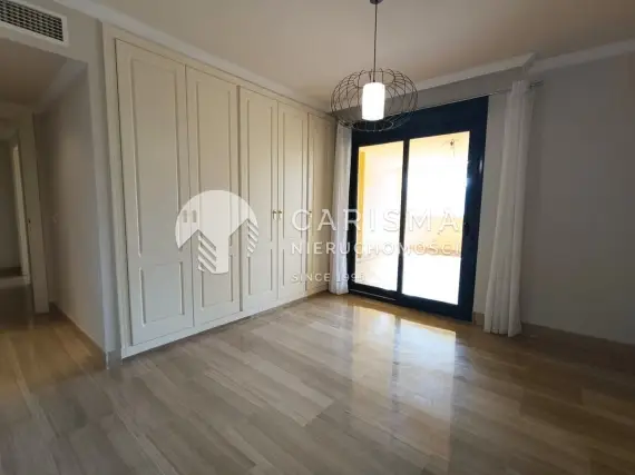(10) Apartament z panoramicznym widokiem na pole golfowe