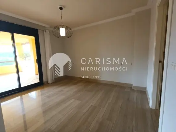 (11) Apartament z panoramicznym widokiem na pole golfowe