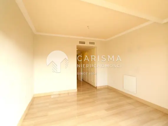 (12) Apartament z panoramicznym widokiem na pole golfowe