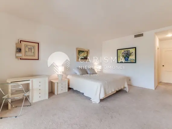 (25) Apartament w kameralnym kompleksie z widokiem na pole golfowe