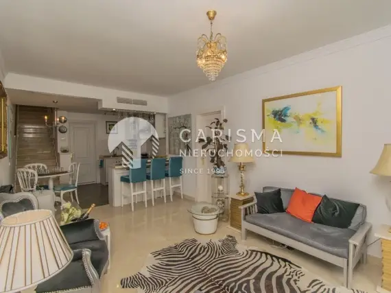 (15) Dwupoziomowy penthouse blisko plaży w urokliwej okolicy