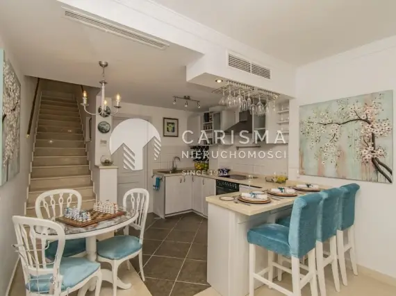 (16) Dwupoziomowy penthouse blisko plaży w urokliwej okolicy
