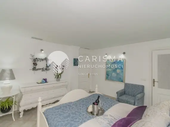 (19) Dwupoziomowy penthouse blisko plaży w urokliwej okolicy