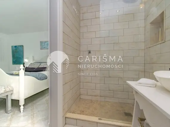 (21) Dwupoziomowy penthouse blisko plaży w urokliwej okolicy
