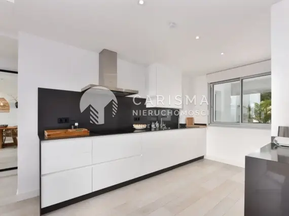 (12) Nowoczesny apartament w luksusowym kompleksie z prywatną laguną i plażą