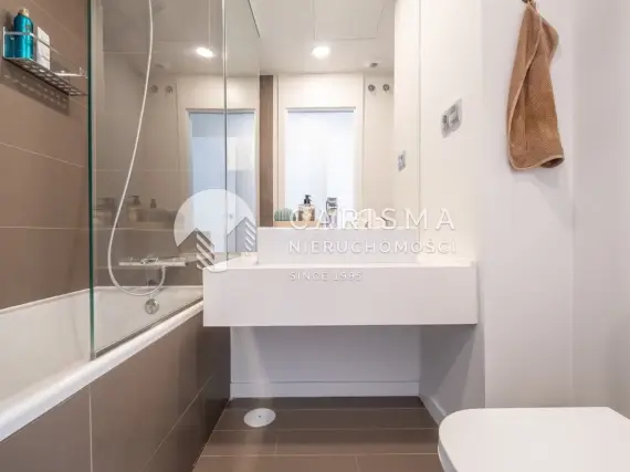 (12) Nowoczesny apartament w stylu boho z widokiem na morze