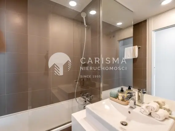 (13) Nowoczesny apartament w stylu boho z widokiem na morze