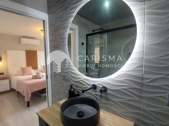 (22) Zmodernizowany apartament  z widokiem na morze w drugiej linii plaży