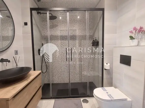 (27) Zmodernizowany apartament  z widokiem na morze w drugiej linii plaży