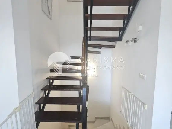 (12) Dwupoziomowy penthouse z widokiem na morze kilka kroków od plaży