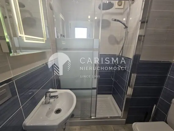(22) Dwupoziomowy penthouse z widokiem na morze kilka kroków od plaży