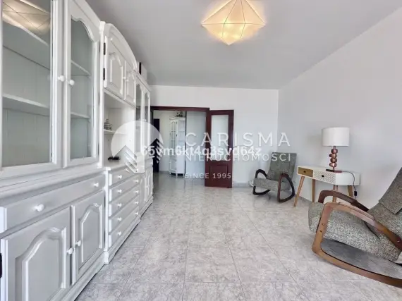 (13) Apartament z bezpośrednim wyjściem na promenadę i plażę