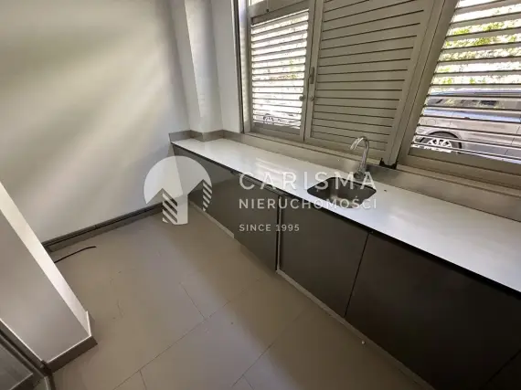 (4) Parterowy apartament z prywatnym ogródkiem i widokiem na morze