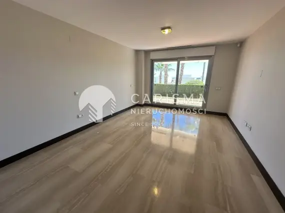 (9) Parterowy apartament z prywatnym ogródkiem i widokiem na morze