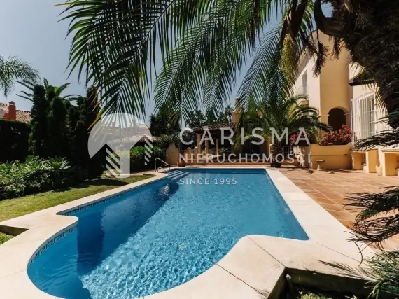 (6) Okazała willa w bujnym ogrodzie 300 metrów od plaży, Bahia de Marbella