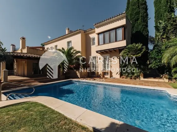 (59) Okazała willa w bujnym ogrodzie 300 metrów od plaży, Bahia de Marbella