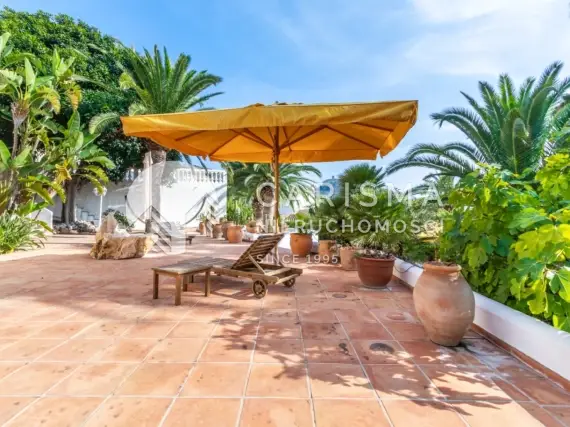 (8) Dom w El Portet Moraira z widokiem na morze