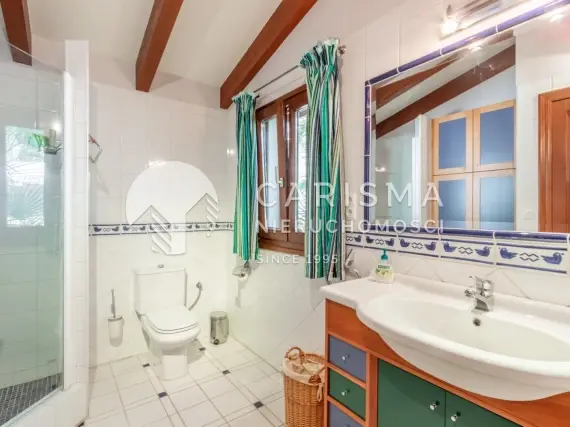 (37) Dom w El Portet Moraira z widokiem na morze
