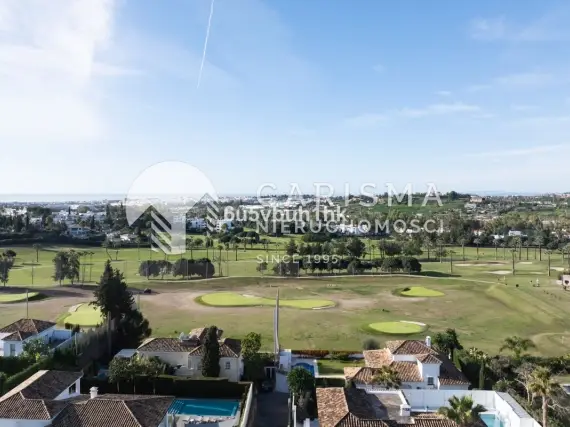 (4) Nowoczesna willa 300 m od pola golfowego Los Naranjos, Nueva Andalucia