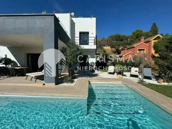 (26) Nowoczesna willa w otoczeniu natury z widokiem na morze, Elviria