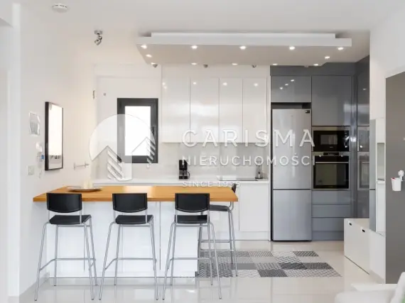 (8) Nowoczesny apartament z tarasem na dachu, balkonem i wspólnym basenem