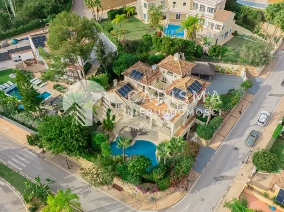 (62) Tradycyjna willa  z balijskim basenem w Elvirii, Marbella