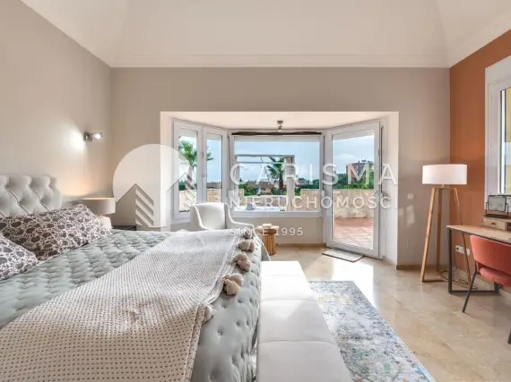 (22) Tradycyjna willa  z balijskim basenem w Elvirii, Marbella