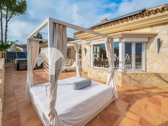 (23) Tradycyjna willa  z balijskim basenem w Elvirii, Marbella