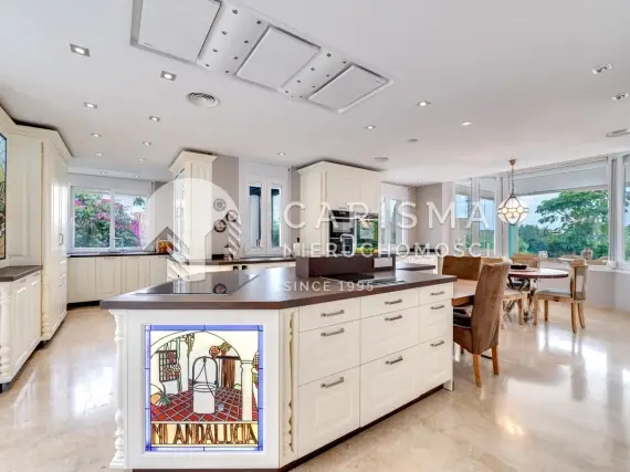 (16) Tradycyjna willa  z balijskim basenem w Elvirii, Marbella