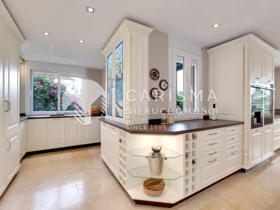 (17) Tradycyjna willa  z balijskim basenem w Elvirii, Marbella