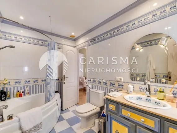 (40) Tradycyjna willa  z balijskim basenem w Elvirii, Marbella