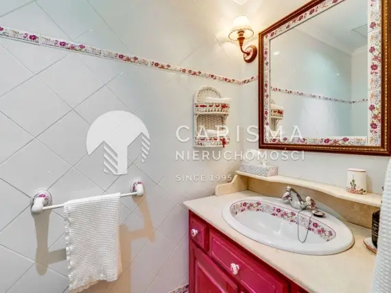 (41) Tradycyjna willa  z balijskim basenem w Elvirii, Marbella