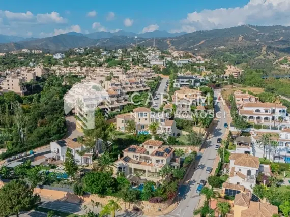 (65) Tradycyjna willa  z balijskim basenem w Elvirii, Marbella