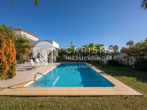 (6) Urokliwa willa w odległości spaceru od plaży, Marbesa, Marbella