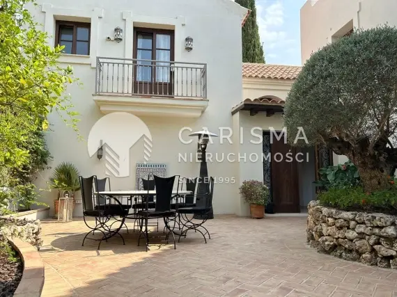 (4) Wyjątkowa willa na dużej działce w otoczeniu bujnej zieleni, Estepona