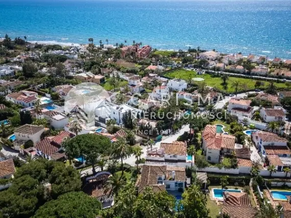 Andaluzyjska willa w otoczeniu bujnej roślinności blisko plaży, Marbesa 1
